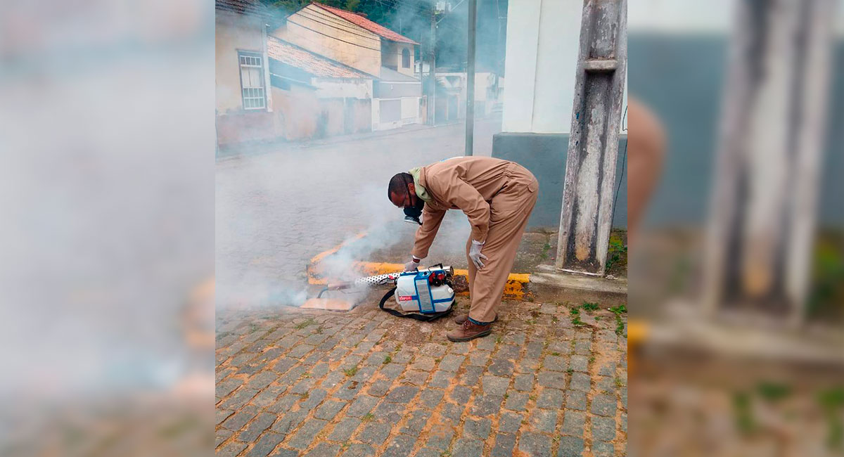 Secretaria Municipal de Saúde realiza dedetização em bueiros