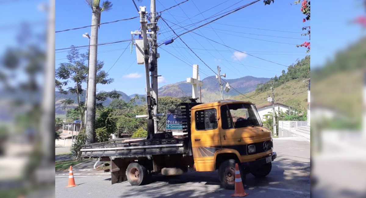 Distritos de Santa Maria Madalena recebem serviços de manutenção no sistema de iluminação pública