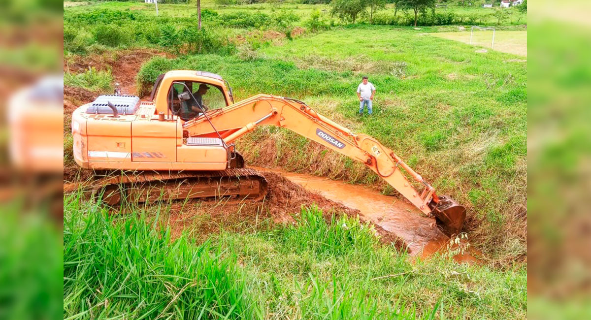 Secretaria de Agricultura realiza serviços de drenagem e limpeza de córregos