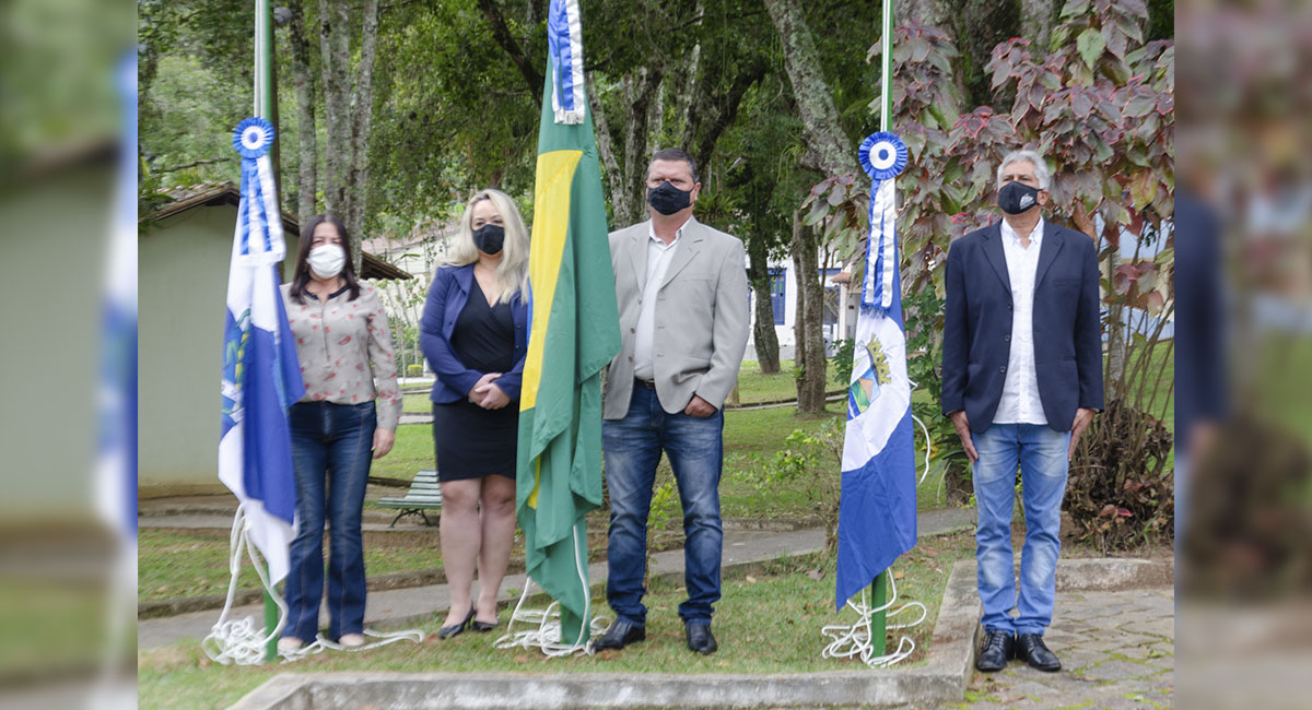 Hasteamento das bandeiras em comemoração ao aniversário do município de Santa Maria Madalena