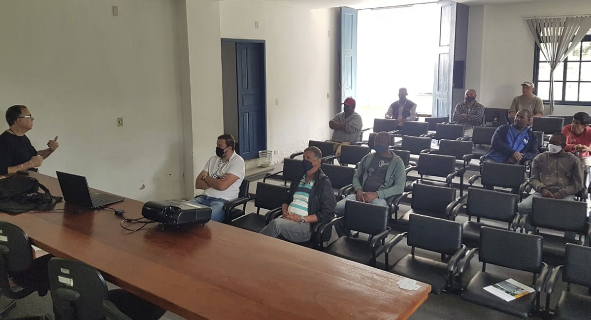 Funcionários da Secretaria de Obras participam de palestra sobre pavimento de concreto