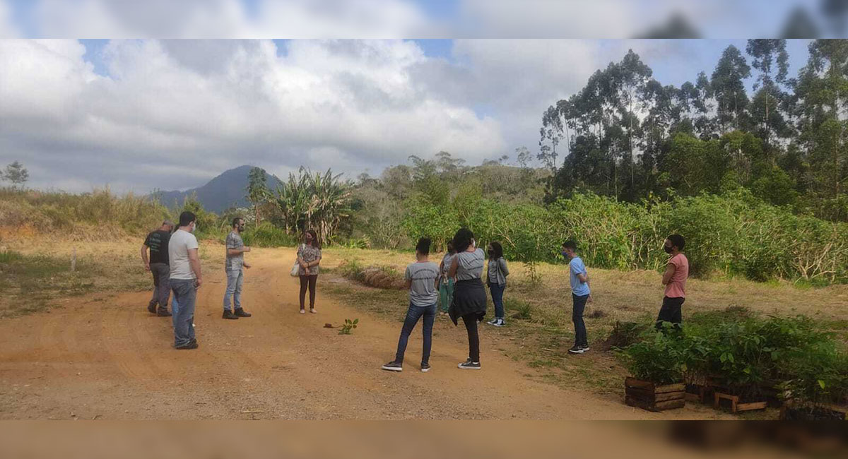 Secretaria de Meio Ambiente realiza plantio de 150 mudas e reforça a importância de destinação correta do lixo doméstico
