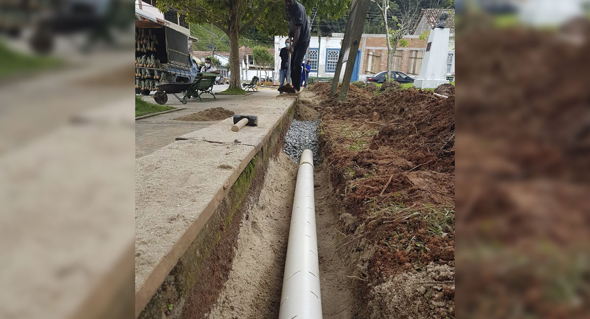 Secretaria de Obras realiza instalação de drenos na Praça Frouthé