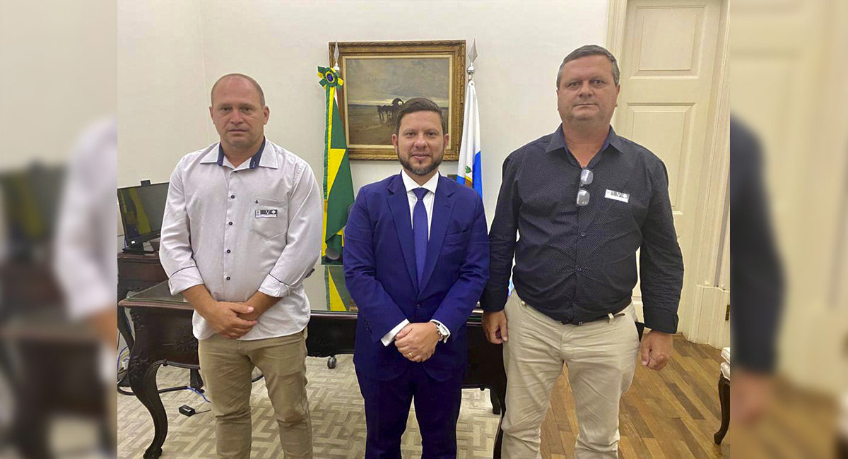 Prefeito e vice-prefeito participam de reunião com Secretarias de Estado