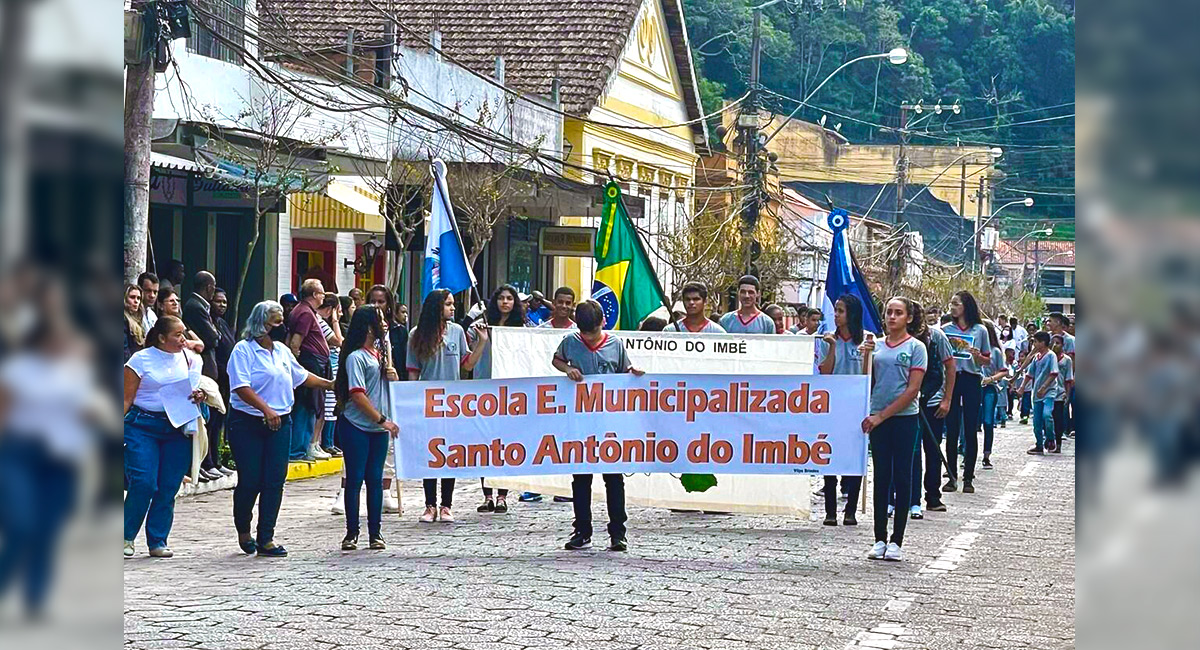 Desfile cívico marca comemoração pelos 160 anos de Santa Maria Madalena, nesta quarta-feira