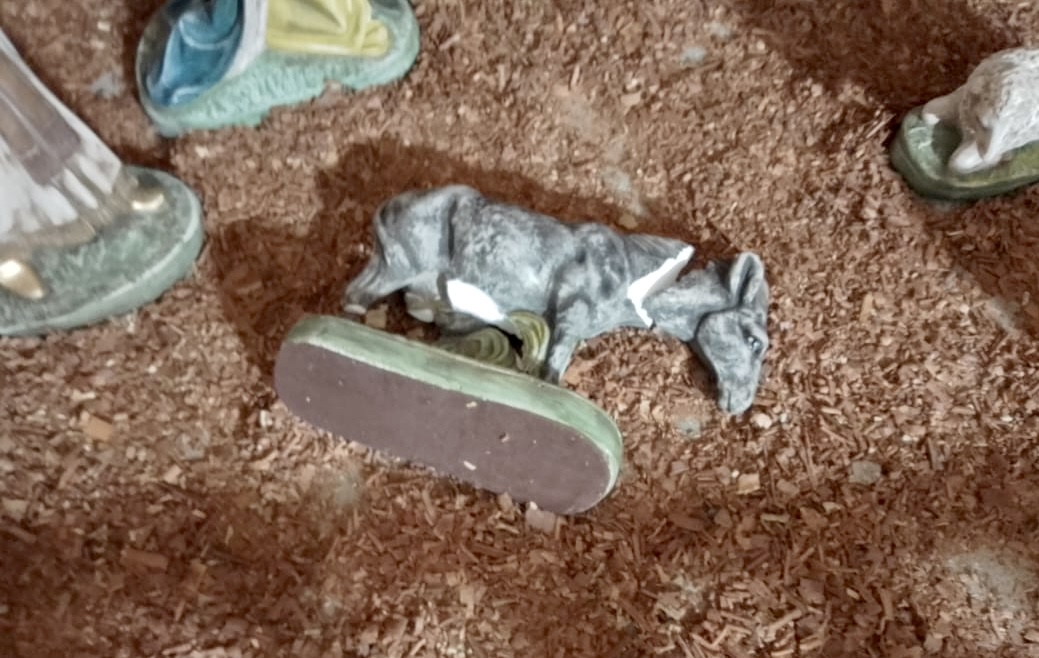 Decoração Natalina de Santa Maria Madalena é alvo de vandalismo