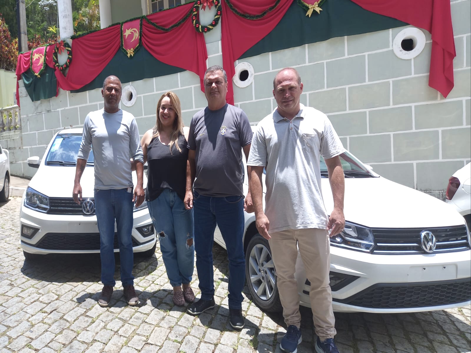 Prefeitura recebe quatro novos carros