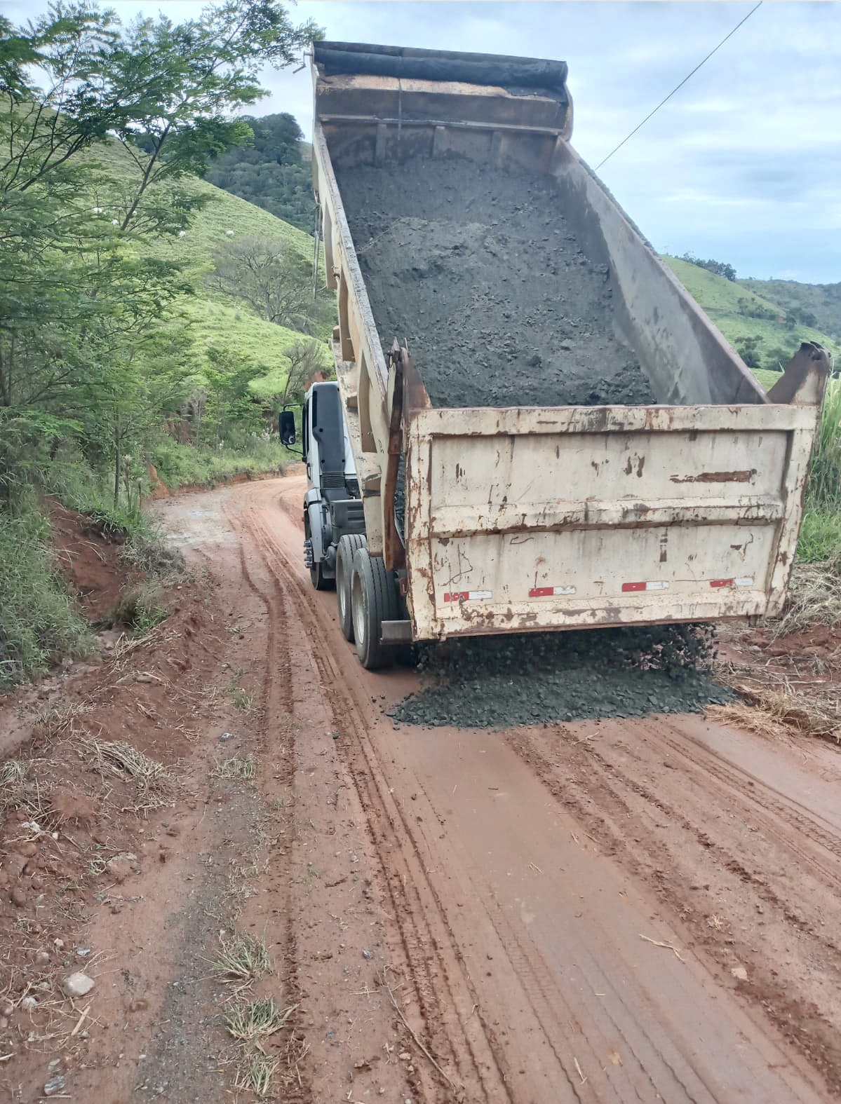 Prefeito acompanha serviço de manutenção de estradas