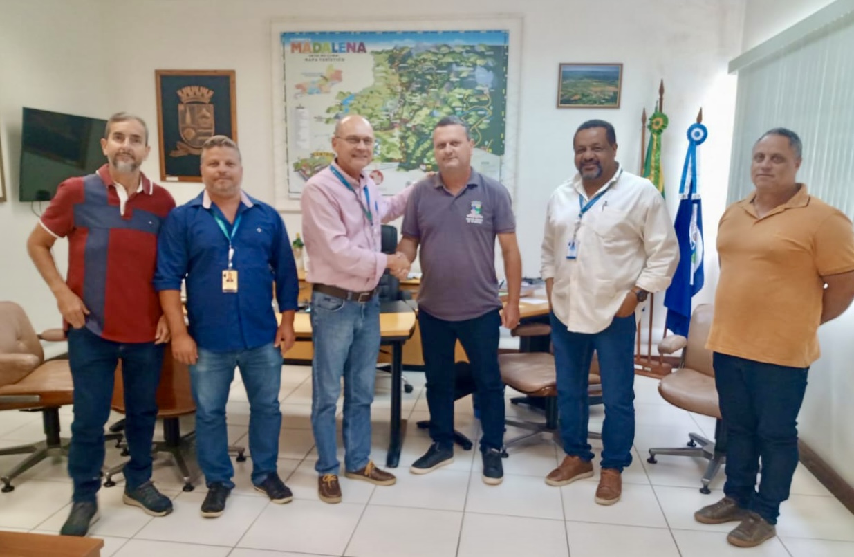 Prefeito recebe visita de representantes da Cedae
