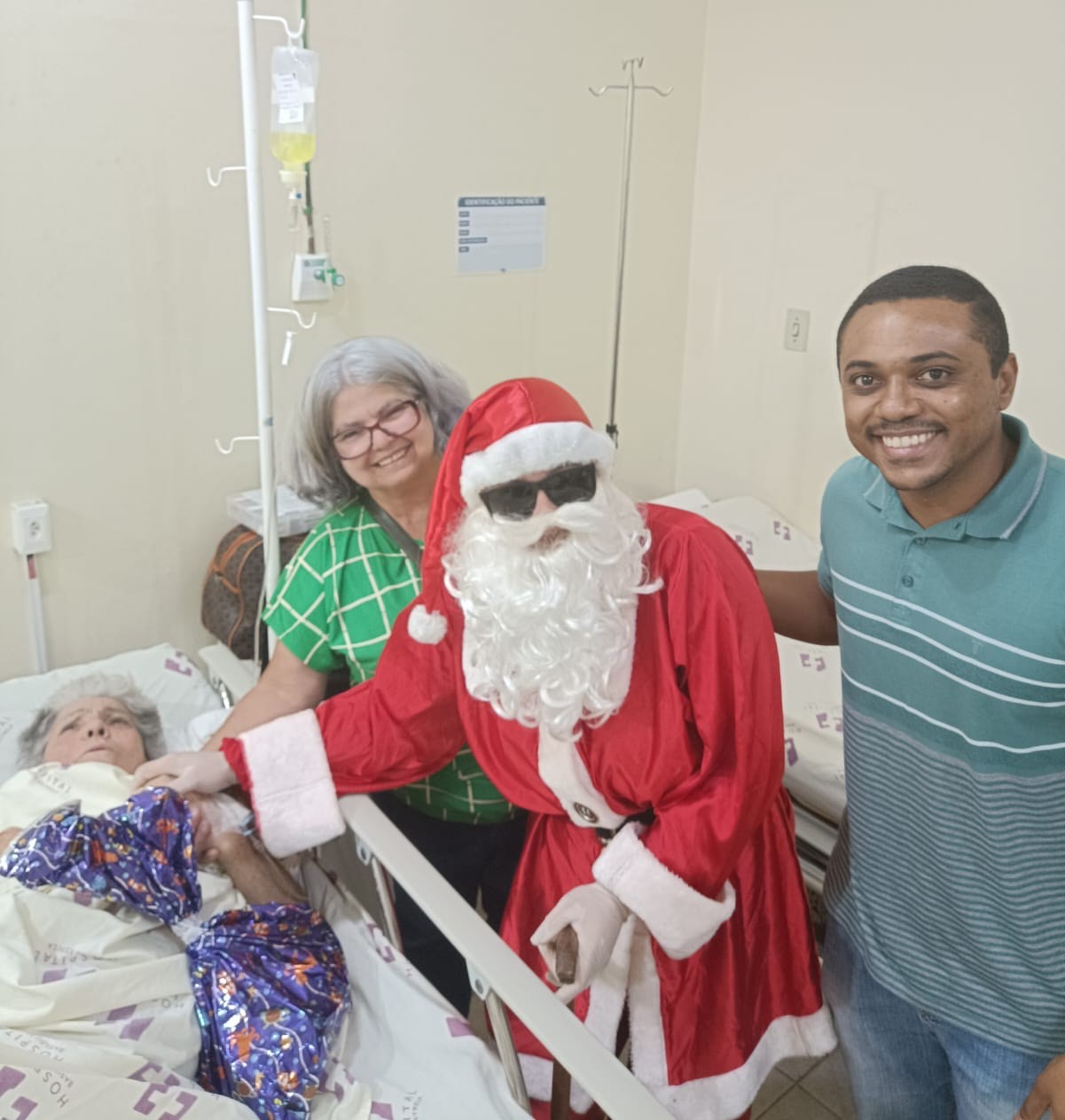 Papai Noel leva alegria e esperança em visita a pacientes do Hospital Basileu Estrela