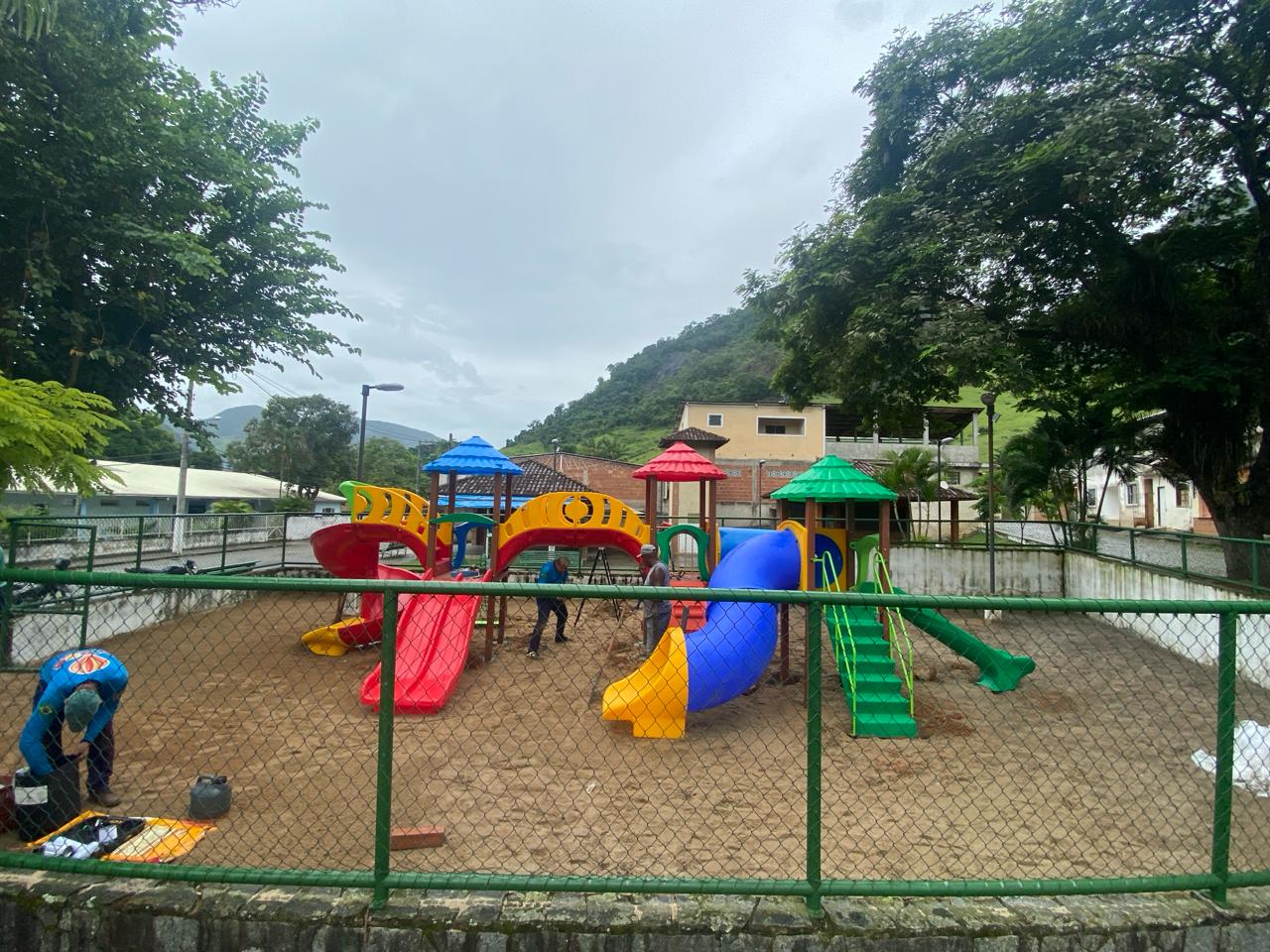 Prefeitura de Santa Maria Madalena instala 03 novos parques infantis
