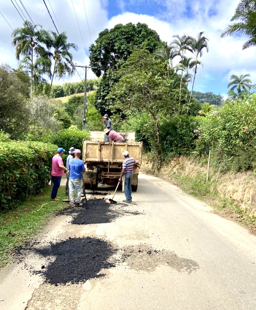 Prefeitura realiza manutenção e melhorias em estradas rurais