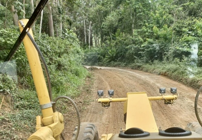Prefeitura realiza obras de patrolamento na Estrada do Dezessete