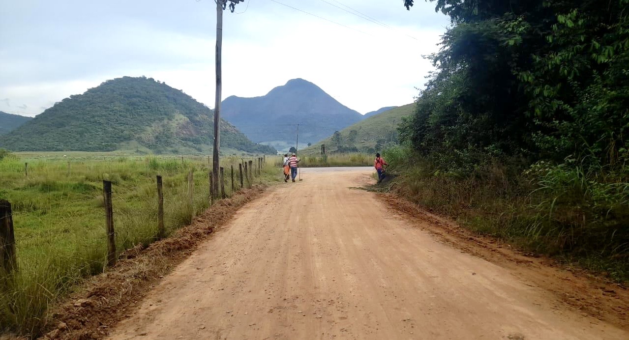 Prefeitura realiza roçada, limpeza de estradas e reparos na iluminação