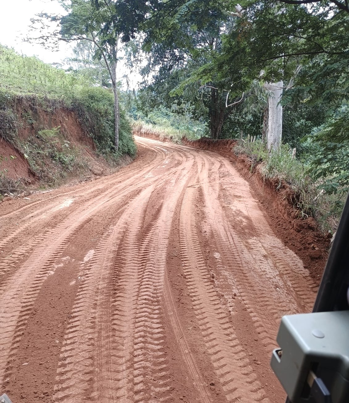Serviço de manutenção nas estradas de Vista Alegre