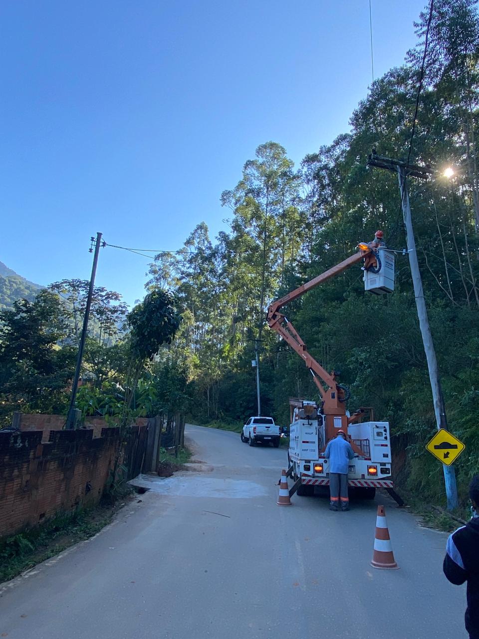 Prefeitura de Santa Maria Madalena Realiza Manutenção no Sistema de Iluminação Pública em Macuco do Imbé