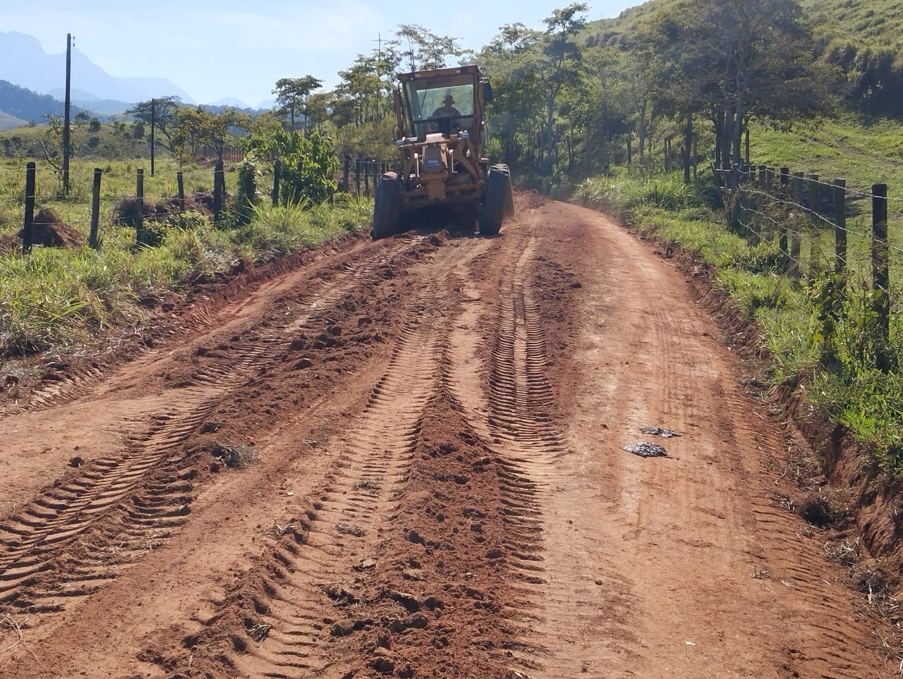 Prefeitura de Santa Maria Madalena Realiza Manutenção na Estrada da Lama Preta e Avança com Patrolamento em Comunidades Rurais