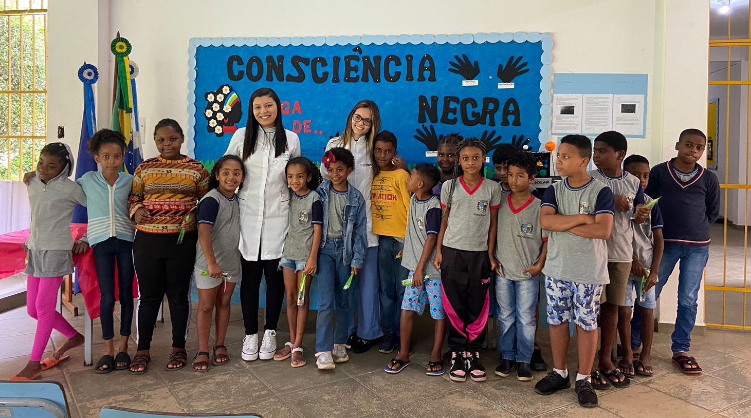 Educação e Saúde: Alunos participam de ação sobre higiene bucal na escola Hélio de Souza Martins