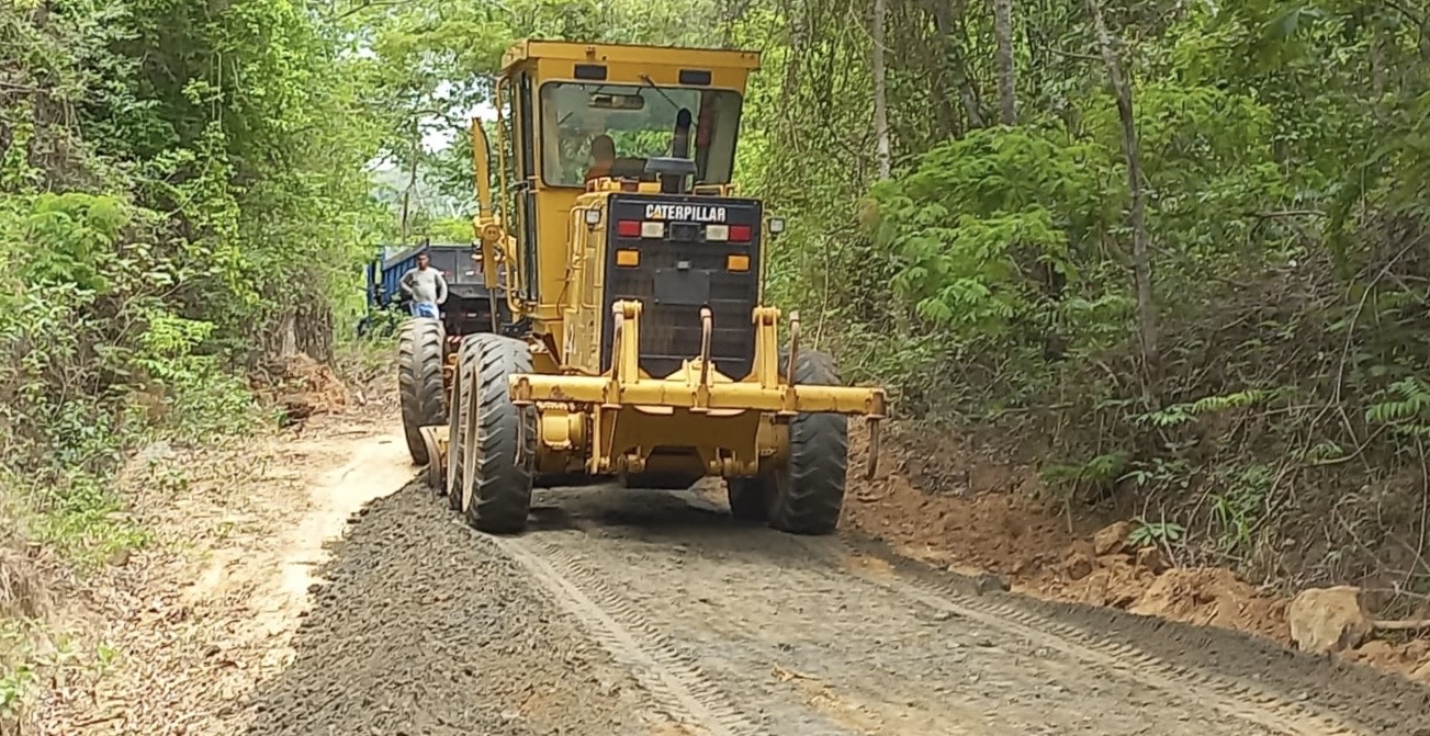 Manutenção na estrada da serra em Pedra Branca