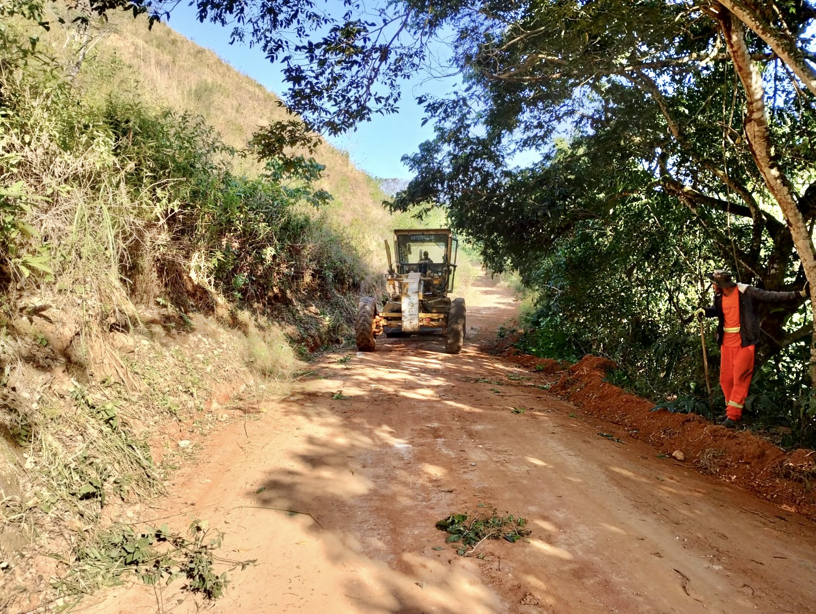 Estradas vicinais recebem manutenção contínua em Santa Maria Madalena