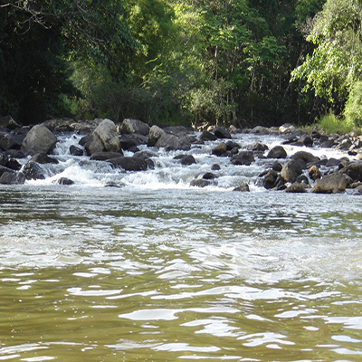 Cachoeirão - Cachoeirão é um lugar de rara beleza natural, com corredeira de aproximadamente 50m. Termina em um lago em formato de S com uma queda de 6m. de largura por 1m de altura. Suas águas são frias e não muito claras. No lago sua profundidade vai até 3m. Na margem esquerda há um paredão rochoso. No local pode-se fazer piqueniques e até acampar. Sua vegetação é fechada, com árvores de médio e grande porte.