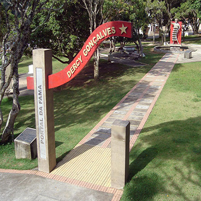 Praça Coronel Braz - Praça arborizada, com caminhos para passeio, onde se encontra em exposição o busto da atriz Dercy Gonçalves e o busto honorável médico madalenense Dr. Manoel Verbicário.