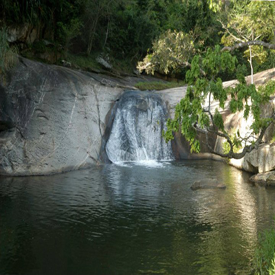 Escorrega - Este escorrega é formado por uma queda d`água de aproximadamente 3m e logo após duas pequenas piscinas naturais e dois degraus formados pela erosão das rochas, com 1m de altura cada um. Após o último degrau tem-se a formação de um escorrega não muito íngreme e uma pequena piscina com águas tranqüilas. Em seguida há um segundo escorrega, com 6m de altura e outra piscina com profundidade de 2,50m com águas frias e pouco escuras. Sua paisagem é formada por vegetação de pequeno e médio porte, se destacando lírios ao seu redor. Do escorrega é possível avistar-se a Pedra do Desengano.