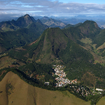 Morro da Torre - O morro é assim denominado em função de ser o local onde está instalado a Torre de Recepção que atende o município. Do topo se descortina a vista panorâmica da cidade e grande parte da zona rural. Quando o tempo está propício, pode-se ver além do Farol em Macaé, até as luzes das cidades de Macuco e Itaocara. A trilha que liga o morro da Estação ao topo do atrativo é considerada como caminhada leve, de 1h30min de duração. A caminhada ocorre numa paisagem composta de mata Atlântica de altitude.