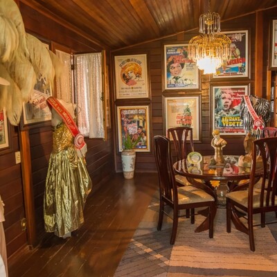 Museu Dercy Gonçalves - O Museu Dercy Gonçalves foi reinaugurado em 7 de setembro de 1996, na antiga residência da atriz, localizada na Estrada do Bizzo. O espaço abriga um rico acervo com peças pessoais e profissionais de Dercy, incluindo trajes de cena e de gala, chapéus, bolsas, perucas, sapatilhas, bijuterias, troféus, placas, quadros, diplomas, certificados, revistas, fotos, correspondências pessoais e outros objetos da mais famosa cidadã do município de Santa Maria Madalena.<br>

O museu retrata a vida da atriz em Madalena, desde sua infância. No salão principal, há uma belíssima exposição de figurinos brilhantes usados em suas apresentações. Os outros dois cômodos são decorados com fotos que ilustram cenas de seus filmes e diversos momentos marcantes de sua trajetória. No quarto onde ela dormia, foi preservado o mobiliário original, com roupas de dormir e a réplica de um camarim.<br>

Horário de funcionamento: das 9h às 16h, com intervalo para almoço das 12h às 13h.<br>
Aberto todos os dias da semana, inclusive sábados, domingos e feriados.<br>

Endereço: Avenida Nossa Senhora de Fátima, nº 02 - Centro