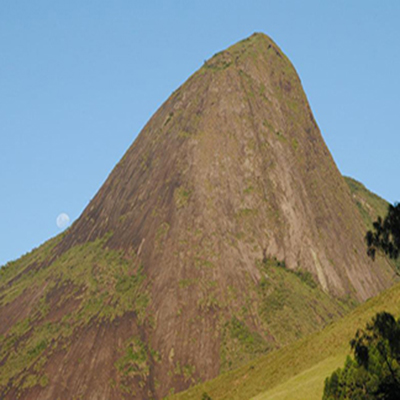 Pedra Dubois - A 1200 metros de altura, é a formação mais famosa da região por se situar no centro urbano da cidade. Situado a 2 Km da sede. É uma subida de fácil acesso e no seu cume encontram-se flores silvestres de grande variedade e beleza. A vista do alto é maravilhosa, podendo ser apreciado a cadeia de montanhas da mata atlântica, praias de Campos e Macaé e, nas caminhadas ao seu topo há a presença de flores silvestres de grande variedade e rara beleza. O nome da Pedra Dubois se originou do antigo proprietário da região, francês Ernesto Dubois.