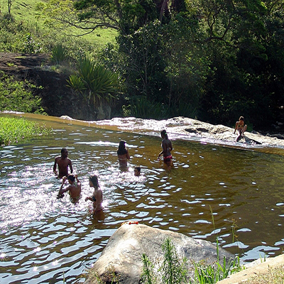 Represa da Tudelândia - Formada pela união das águas dos rios Ribeirão Santíssimo e Vermelho, este atratívo é conhecido como Represa de cima e Represa de Baixo. A Represa de Cima é formada por águas cristalinas, propícias ao banho, nascida na região do Vermelho, em torno do parque do Desengano. Esta água, rica em minerais, faz parte do excedente da água que abastece o município de Santa Maria Madalena. A Represa de Baixo é formada pela união dos rios Ribeirão Santíssimo e Vermelho. No final desta queda, encontra-se a ruína da antiga casa de Forças da Usina de Energia Elétrica, utilizada pelo município em 1922.